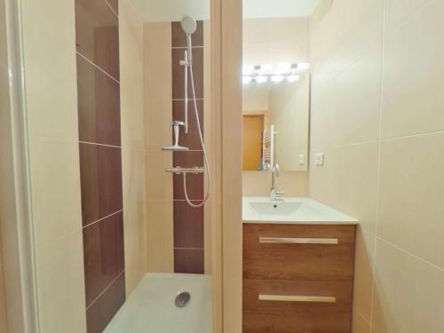 une salle de bain avec douche et lavabo dans l'établissement Studio Alcôve avec Balcon - 4 Pers. - Centre Station - Proche Commerces et Pistes Face au Mont Bisanne - FR-1-594-88, à Hauteluce