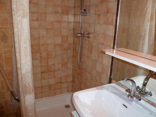 une salle de bain avec une douche, un lavabo et une baignoire dans l'établissement Appartement studette cosy, centre Les Saisies, 2 pers. - FR-1-594-173, à Hauteluce