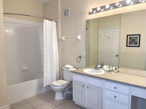 Ένα μπάνιο στο Nice Apartment at Windsor Hills WH76604