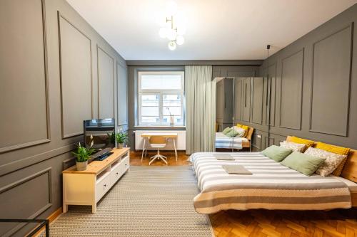 Un dormitorio con una cama grande y un escritorio. en Trip Apartments, en Cracovia