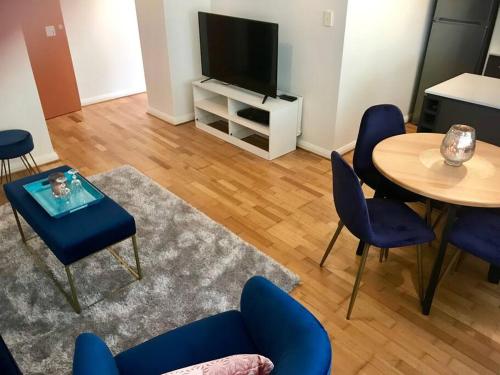 Posezení v ubytování STYLISH COURTYARD UNIT, in the HEART OF STH YARRA