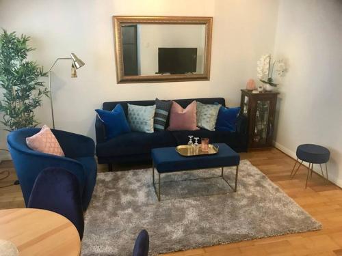 Posezení v ubytování STYLISH COURTYARD UNIT, in the HEART OF STH YARRA