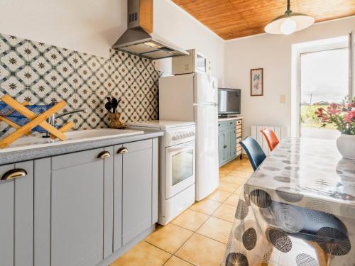 une cuisine avec un évier et un plan de travail dans l'établissement Gîte Authentique au Cœur des Vignes avec Terrasse Privative et Wifi, à 25 km de Nantes - FR-1-306-813, à Le Landreau