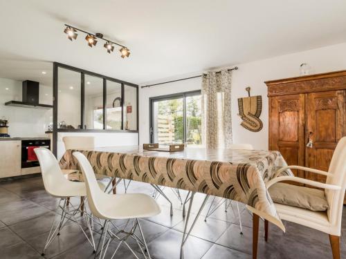 une cuisine et une salle à manger avec une table et des chaises dans l'établissement Charmante Grange Rénovée avec Piscine et WiFi - FR-1-306-822, à Fresnay-en-Retz