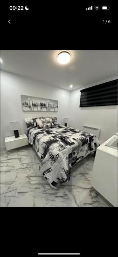 a bedroom with a large bed with a marble floor at Le Rogers in Pointe-Calumet