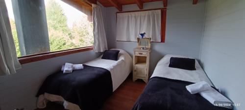 Un pat sau paturi într-o cameră la Hedwig - cabaña con vista a los cerros