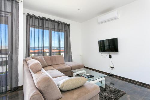 Apartments with swimming pool Kastel Luksic, Kastela - 22983