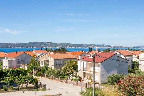 Apartments with swimming pool Kastel Luksic, Kastela - 22983