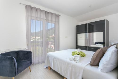 Apartments with swimming pool Kastel Luksic, Kastela - 22983