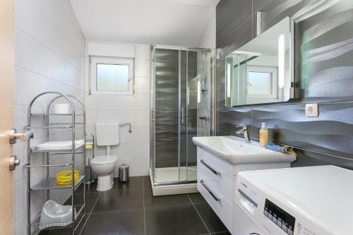 Apartments with swimming pool Kastel Luksic, Kastela - 22983