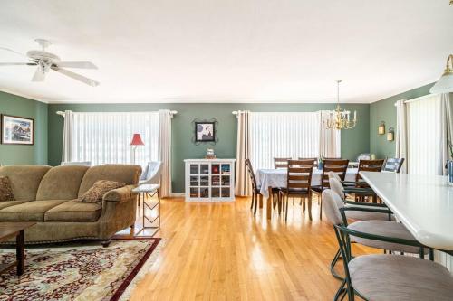 Ruang duduk di Berkshire Vacation Home in Lee - Pool is Open!