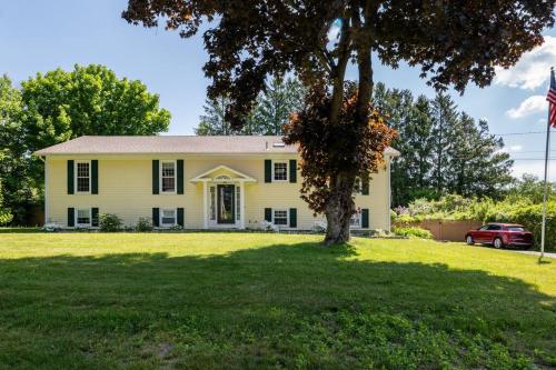 Taman di luar Berkshire Vacation Home in Lee - Pool is Open!