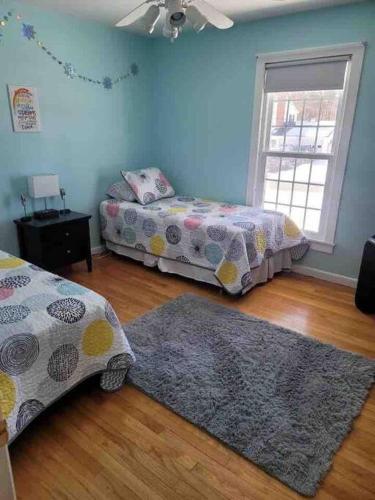 Katil atau katil-katil dalam bilik di Berkshire Vacation Home in Lee - Pool is Open!