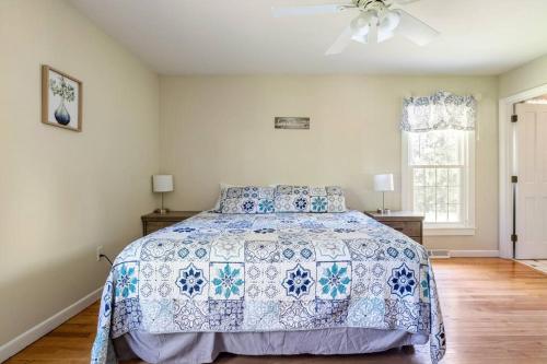 Katil atau katil-katil dalam bilik di Berkshire Vacation Home in Lee - Pool is Open!