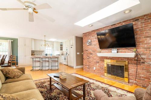 Televisyen dan/atau pusat hiburan di Berkshire Vacation Home in Lee - Pool is Open!