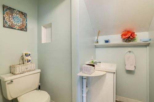 Bilik mandi di Berkshire Vacation Home in Lee - Pool is Open!