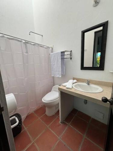 Ένα μπάνιο στο Casa y piscina privada a 10 minutos de la Vega, Cundinamarca