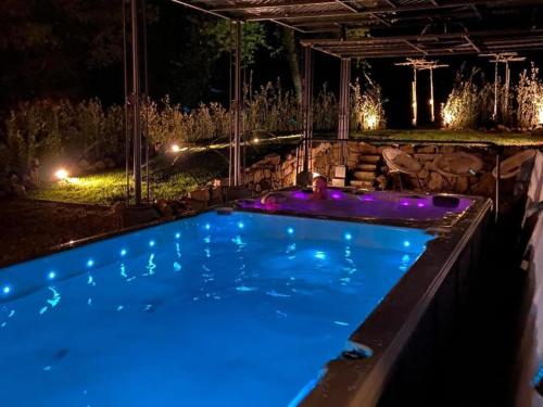 Πισίνα στο ή κοντά στο Luxurious villa with heated pool