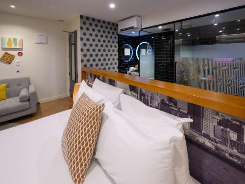Ein Bett oder Betten in einem Zimmer der Unterkunft Ohtel Auckland