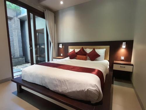 Ένα ή περισσότερα κρεβάτια σε δωμάτιο στο Villa Sakura Jimbaran