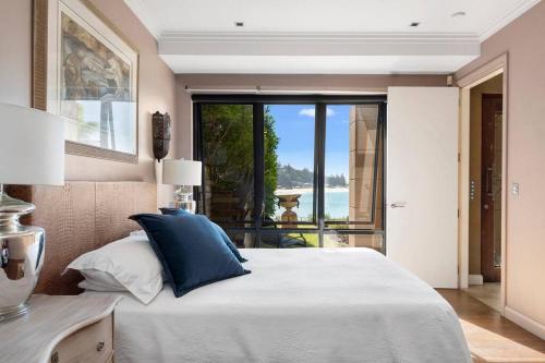 Ένα ή περισσότερα κρεβάτια σε δωμάτιο στο Ocean View Palm Beach - By Betina King