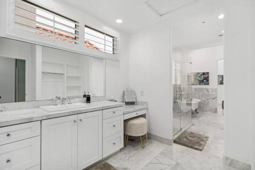 Ένα μπάνιο στο Luxury Waterfront Home in the Heart of the Harbor