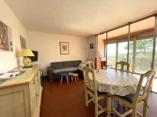 un salon avec une table et un canapé dans l'établissement T2 avec WIFI, parking, loggia et vue mer à Banyuls-sur-Mer - FR-1-309-318, à Banyuls-sur-Mer