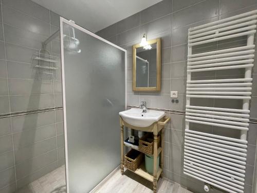 une salle de bain avec un lavabo et une douche dans l'établissement T2 avec WIFI, parking, loggia et vue mer à Banyuls-sur-Mer - FR-1-309-318, à Banyuls-sur-Mer