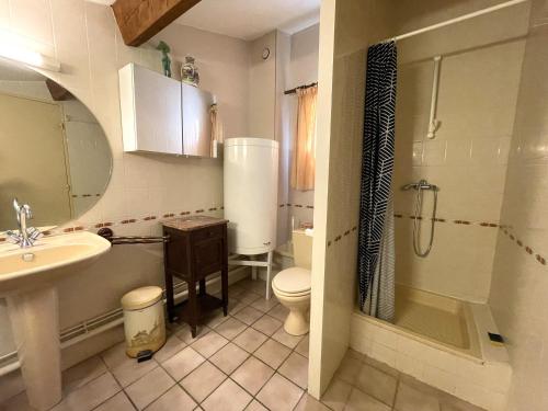une salle de bain avec un lavabo, des toilettes et une douche dans l'établissement Duplex 6 pers avec terrasse et parking privatif à Banyuls-sur-Mer - FR-1-309-82, à Banyuls-sur-Mer