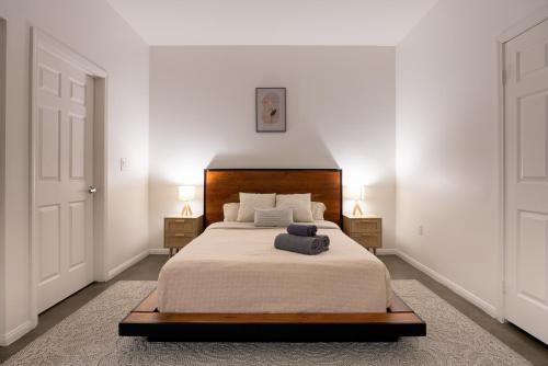 sypialnia z dużym łóżkiem i dwiema lampami w obiekcie Huge luxury loft for enjoying w Los Angeles