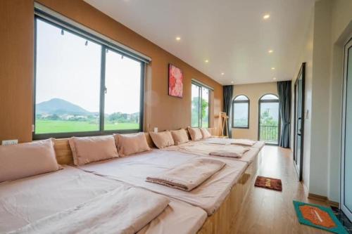 Postel nebo postele na pokoji v ubytování Moc Huong Villa Venuestay