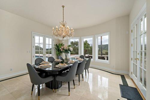 Gambar di galeri bagi Luxury Oasis With Panoramic Views di Anaheim