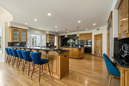 Dapur atau dapur kecil di Luxury Oasis With Panoramic Views