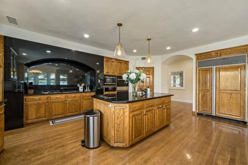 Dapur atau dapur kecil di Luxury Oasis With Panoramic Views