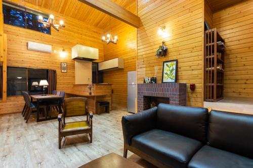 een woonkamer met een bank en een tafel bij rinne 2nd living Sauna Villa Nasu in Nasu