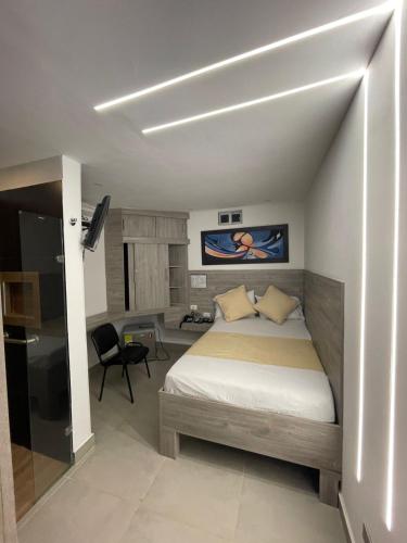a bedroom with a bed and a desk in it at Hotel Plaza Norte Cali in Cali