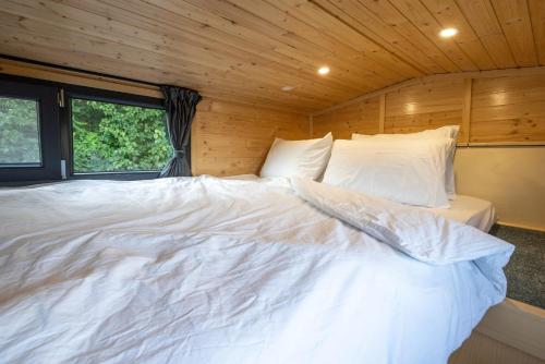 Postel nebo postele na pokoji v ubytování Kullaberg Tiny House by Tiny Away