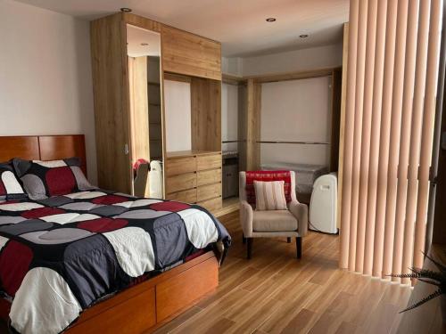une chambre avec un lit et une chaise dans l'établissement Siéntete un turista como en casa DPTO 100 m2, à Lima