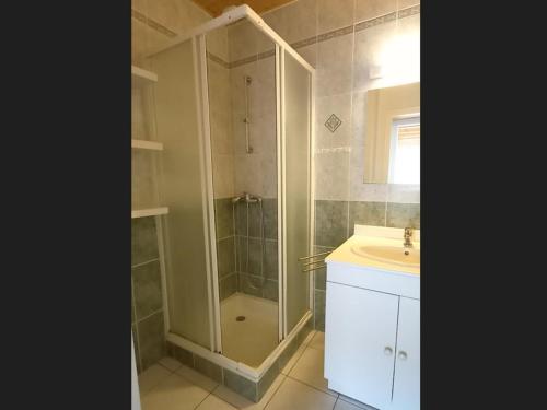 une salle de bain avec douche et lavabo dans l'établissement Maison spacieuse à 300m de la plage avec terrasse, pour 6 pers., Saint-Hilaire-de-Riez - FR-1-323-378, à Saint-Hilaire-de-Riez