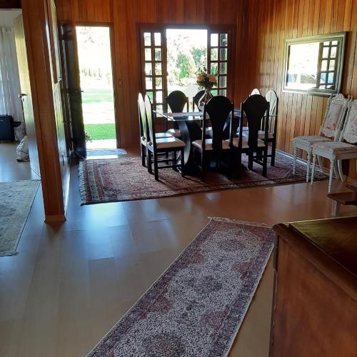 a dining room with a table and chairs at Chalés Rota das Cachoeiras in Urupema
