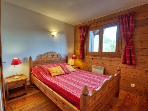 une chambre avec un lit en bois et une fenêtre dans l'établissement Charmant appart au pied des pistes, 8 pers, 3 ch, balcon, tout équipé - Morillon 1100 - FR-1-642-92, à Morillon