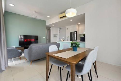Η κουζίνα ή μικρή κουζίνα στο KL East Mall-TheRidge-PS4-Pool Table-Netflix