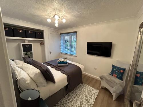 Sea View Apartment Poole Quay - FREE Parkingにあるベッド