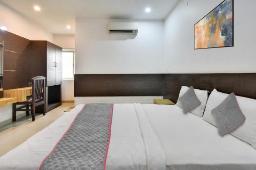 Una cama o camas en una habitación de Collection O Elite Residency