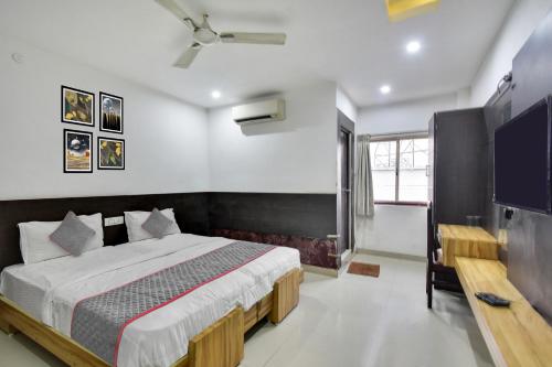 Una cama o camas en una habitación de Collection O Elite Residency