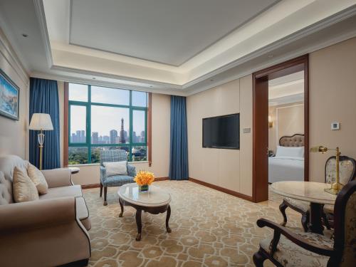 Hotel Indigo Shenzhen Overseas Chinese Town by IHGにあるテレビまたはエンターテインメントセンター