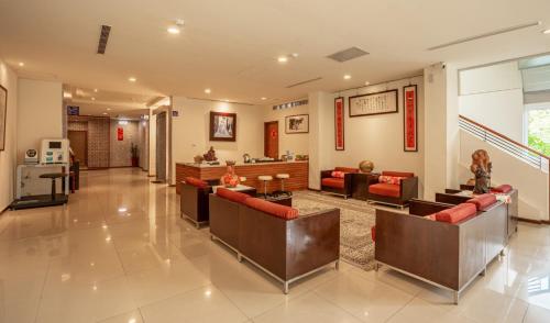 a lobby with couches and chairs in a building at 水漾月明度假文旅 in Touwu
