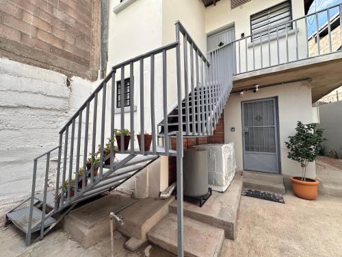 a stairway leading to a building with a door at Acogedor departamento en Nogales in Heroica Nogales