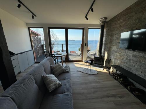 Televízia a/alebo spoločenská miestnosť v ubytovaní Apartamenty Fuleda nad jeziorem Dobskim Mazury Holiday