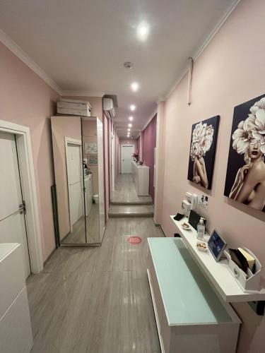 ナポリにあるF.Rooms Napoliの洗面台と鏡のあるバスルーム